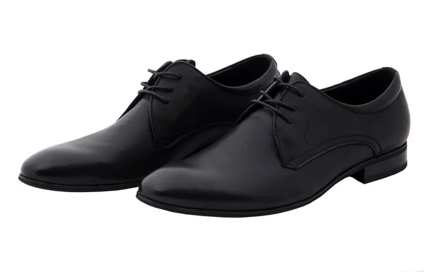 Negro zapatos de charol de los hombres contra fondo blanco. Moda masculina con zapatos en blanco. Los zapatos negros mans aislados sobre fondo blanco . — Foto de Stock