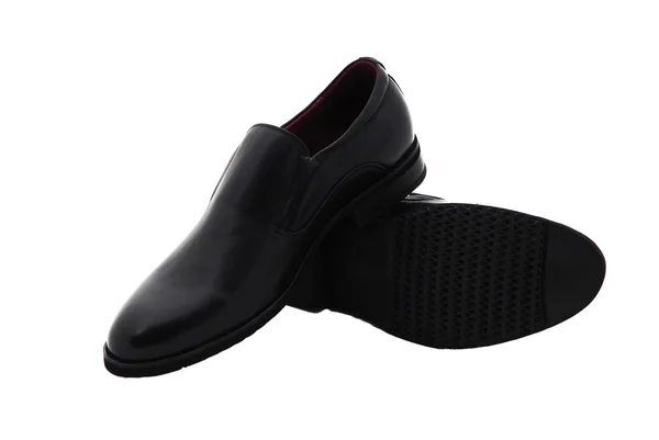 Homens sapatos de couro preto patente contra fundo branco. Moda masculina com sapatos em branco. Os homens pretos sapatos isolados no fundo branco . — Fotografia de Stock