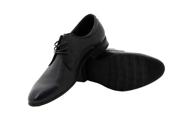 Negro zapatos de charol de los hombres contra fondo blanco. Moda masculina con zapatos en blanco. Los zapatos negros mans aislados sobre fondo blanco . — Foto de Stock