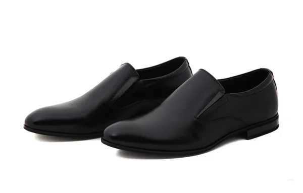 Negro zapatos de charol de los hombres contra fondo blanco. Moda masculina con zapatos en blanco. Los zapatos negros mans aislados sobre fondo blanco . — Foto de Stock