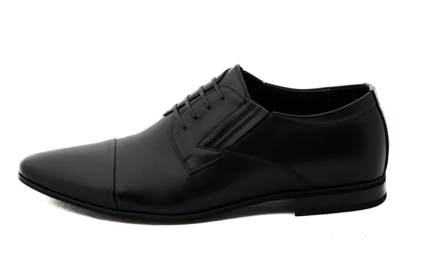 Homens sapatos de couro preto patente contra fundo branco. Moda masculina com sapatos em branco. Os homens pretos sapatos isolados no fundo branco . — Fotografia de Stock