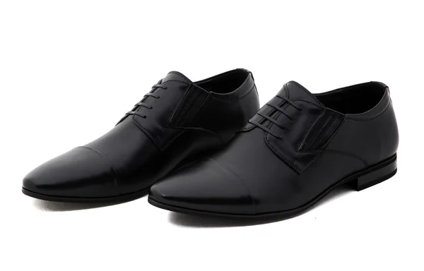 Chaussures homme en cuir verni noir sur fond blanc. Mode masculine avec des chaussures sur blanc. Les chaussures mans noires isolées sur fond blanc . — Photo