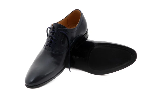 Svarte lærsko mot hvit bakgrunn. Mann med sko på hvit. De svarte skoene isolert på hvit bakgrunn. . – stockfoto