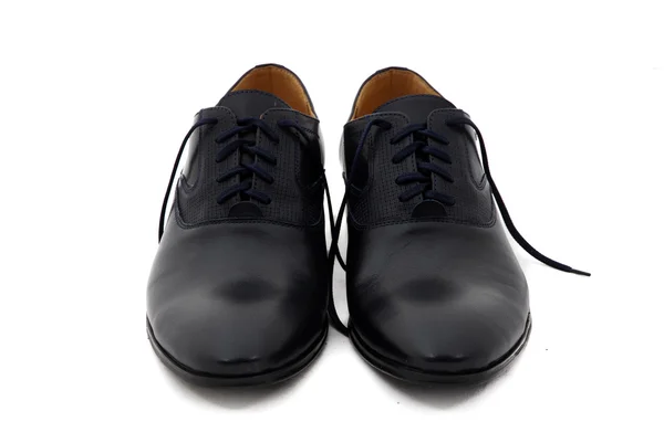 Homens sapatos de couro preto patente contra fundo branco. Moda masculina com sapatos em branco. Os homens pretos sapatos isolados no fundo branco . — Fotografia de Stock