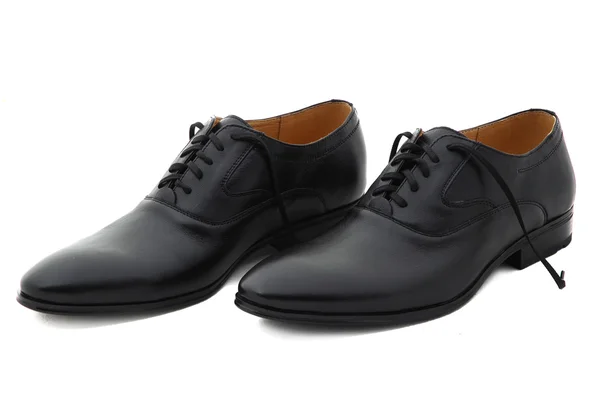 Zwarte lakleder mannen schoenen tegen witte achtergrond. Mannenmode met schoenen op wit. De zwarte mans schoenen geïsoleerd op witte achtergrond. — Stockfoto