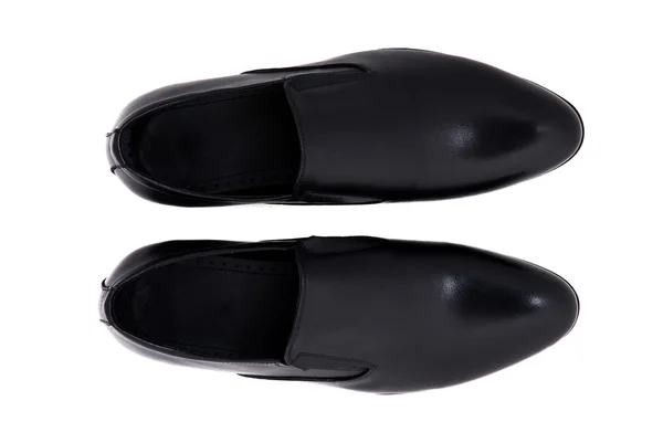 Schwarze Herrenschuhe aus Lackleder vor weißem Hintergrund. Männermode mit Schuhen auf Weiß. die schwarzen Herrenschuhe isoliert auf weißem Hintergrund. — Stockfoto