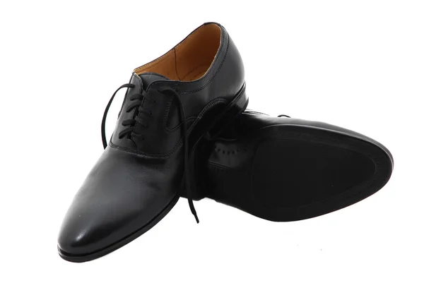 Negro zapatos de charol de los hombres contra fondo blanco. Moda masculina con zapatos en blanco. Los zapatos negros mans aislados sobre fondo blanco . — Foto de Stock