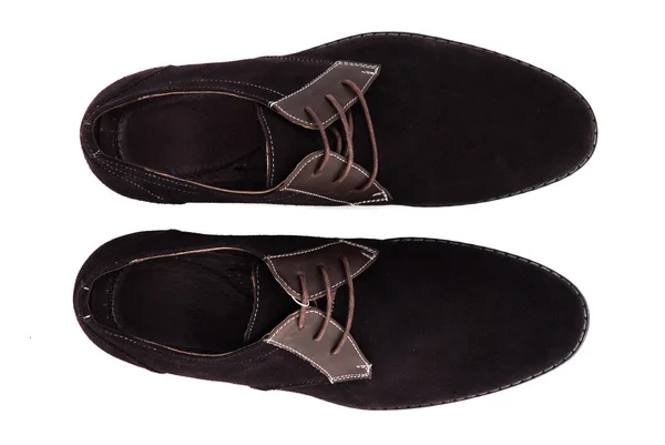 Чёрная лакированная мужская обувь на белом фоне. Мужская мода с туфлями на белом. Черные кроссовки на белом фоне . — стоковое фото