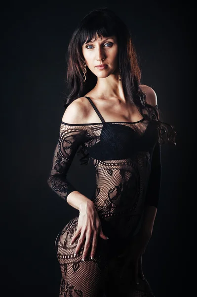 Сексуальная красивая голая женщина в черном эротическом белье на черном фоне . — стоковое фото