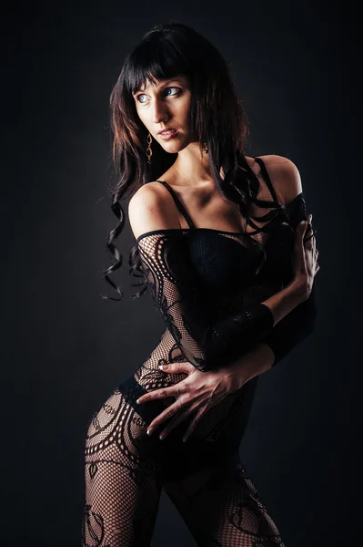 Sexy hermosa mujer desnuda en lencería erótica negra sobre un fondo negro . — Foto de Stock