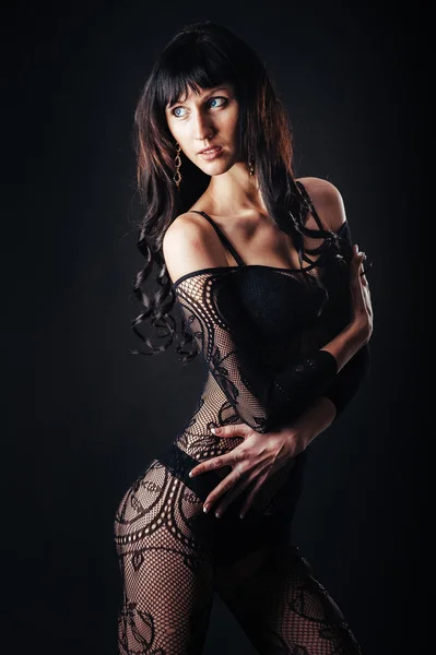 Sexy bela mulher nua em lingerie erótica preta em um fundo preto . — Fotografia de Stock