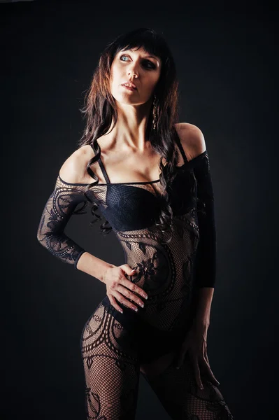 Sexy bella donna nuda in lingerie erotica nera su uno sfondo nero . — Foto Stock