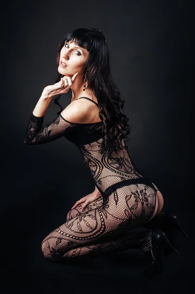 Σέξι όμορφο γυμνή γυναίκα στο μαύρο Ερωτικά εσώρουχα πάνω σε μαύρο φόντο. — Φωτογραφία Αρχείου