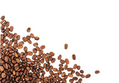 kahve çekirdekleri beyaz arka plan üzerinde izole. kavrulmuş kahve çekirdekleri, arka plan olarak kullanılabilir.