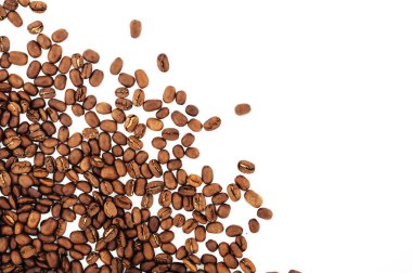 kahve çekirdekleri beyaz arka plan üzerinde izole. kavrulmuş kahve çekirdekleri, arka plan olarak kullanılabilir.