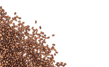 kahve çekirdekleri beyaz arka plan üzerinde izole. kavrulmuş kahve çekirdekleri, arka plan olarak kullanılabilir.