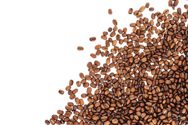 kahve çekirdekleri beyaz arka plan üzerinde izole. kavrulmuş kahve çekirdekleri, arka plan olarak kullanılabilir.