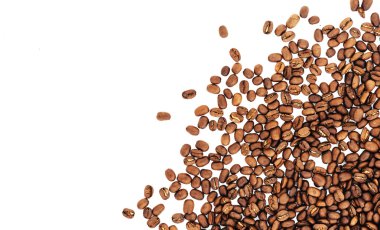 kahve çekirdekleri beyaz arka plan üzerinde izole. kavrulmuş kahve çekirdekleri, arka plan olarak kullanılabilir.