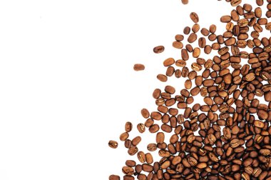 kahve çekirdekleri beyaz arka plan üzerinde izole. kavrulmuş kahve çekirdekleri, arka plan olarak kullanılabilir.