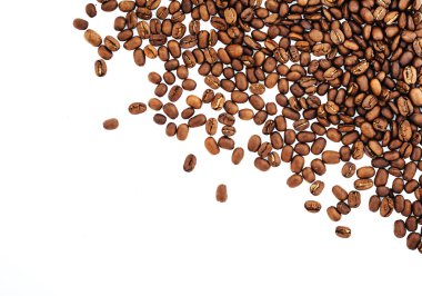kahve çekirdekleri beyaz arka plan üzerinde izole. kavrulmuş kahve çekirdekleri, arka plan olarak kullanılabilir.