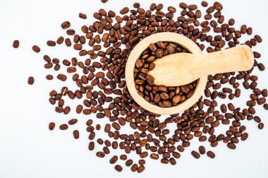 Kahve çekirdekleri beyaz arka plan üzerinde izole ahşap bambu harç içinde. kahve çekirdekleri beyaz arka plan üzerinde izole.