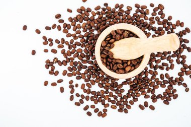 Kahve çekirdekleri beyaz arka plan üzerinde izole ahşap bambu harç içinde. kahve çekirdekleri beyaz arka plan üzerinde izole.