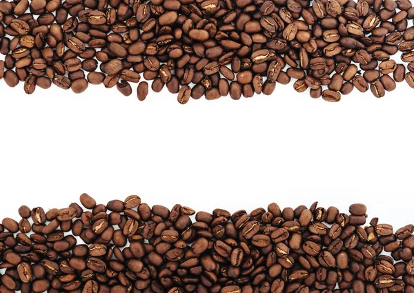 Chicchi di caffè isolati su sfondo bianco. chicchi di caffè torrefatto, può essere utilizzato come sfondo . — Foto Stock