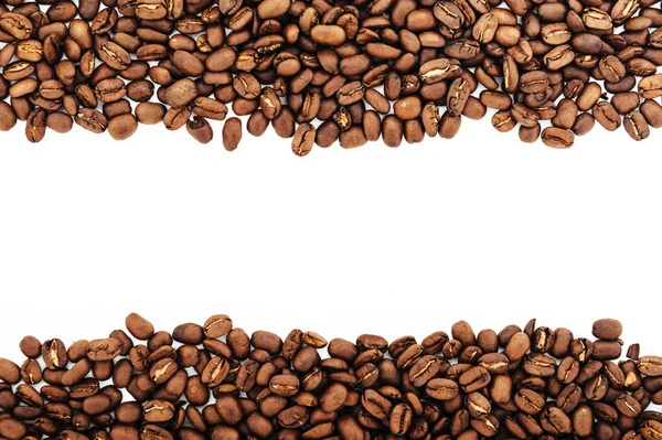 Granos de café aislados sobre fondo blanco. granos de café tostados, se puede utilizar como fondo . — Foto de Stock