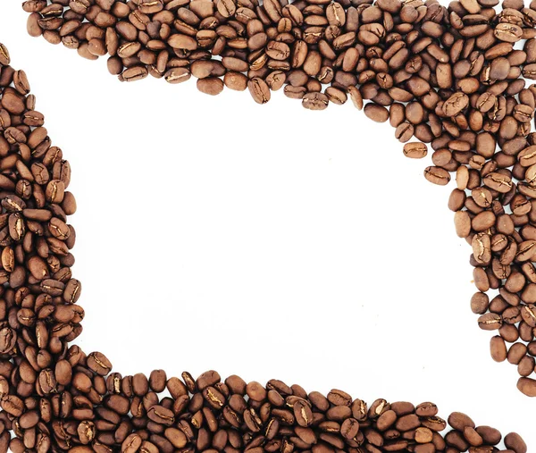 Bordo chicchi di caffè. chicchi di caffè isolati su sfondo bianco. chicchi di caffè torrefatto, può essere utilizzato come sfondo . — Foto Stock