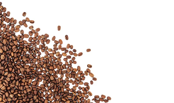 Кавові зерна ізольовані на білому тлі. смажені кавові зерна, можуть бути використані як фон . — стокове фото