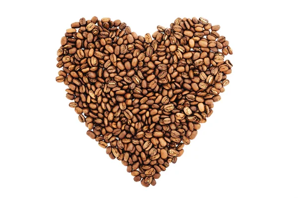 咖啡豆在心的形状。白色背景上孤立的咖啡豆。烘焙过的咖啡豆，可以用作背景. — 图库照片