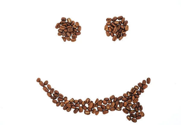 Grãos de café na forma de rosto sorridente isolado. grãos de café isolados em fundo branco. grãos de café torrados, pode ser usado como um fundo . — Fotografia de Stock