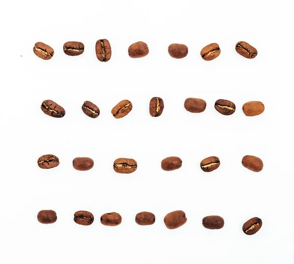 Granos de café aislados sobre fondo blanco. granos de café tostados, se puede utilizar como fondo . — Foto de Stock