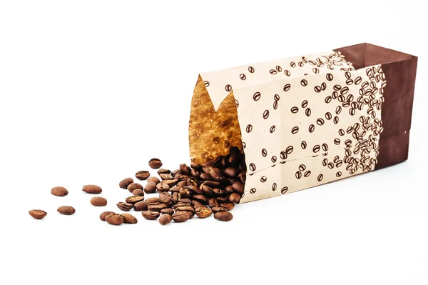 Paper bag with grain coffee on white background. coffee beans isolated on white background. roasted coffee beans, can be used as a background. — Stock Photo, Image