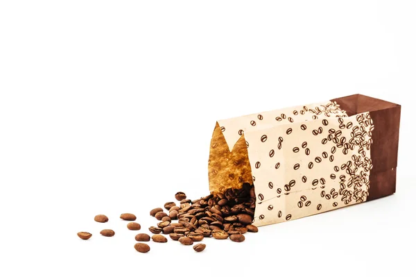 Paper bag with grain coffee on white background. coffee beans isolated on white background. roasted coffee beans, can be used as a background. — Stock Photo, Image