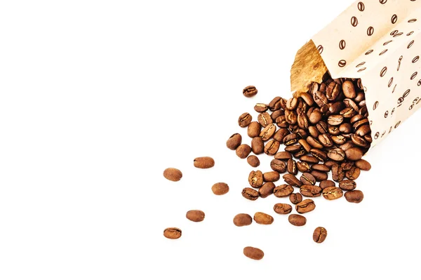 Paper bag with grain coffee on white background. coffee beans isolated on white background. roasted coffee beans, can be used as a background. — Stock Photo, Image