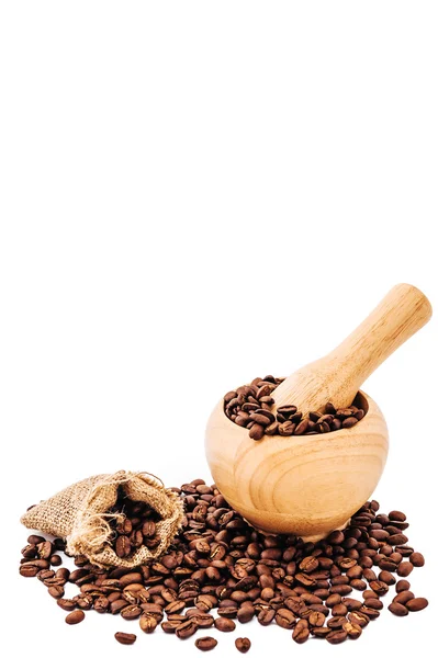 Fából készült bambusz mozsárban elszigetelt fehér background szemes kávé. Szemes kávé, elszigetelt fehér background. — Stock Fotó