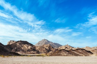 Fantastik dağlar ve günbatımı, Mısır bulutlara. Çöl dağlar gün batımında. Sina'nın kayalık vahşi Dağları. Moses dağ. Mısır'daki Kanyonu. Mısır, Sina Çölü dağlar