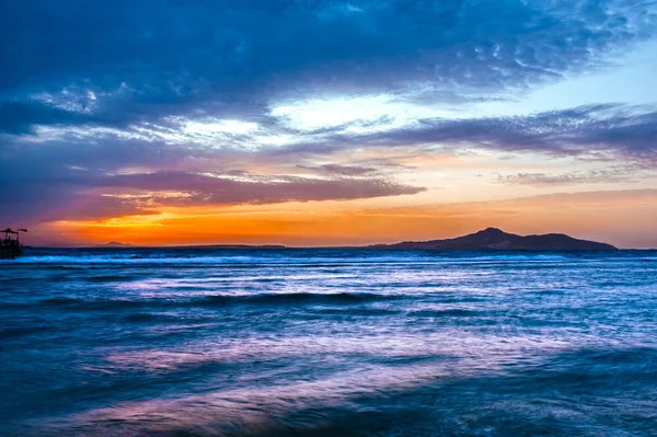 Sonnenuntergang am Meer. Sonnenuntergang über dem Meer. — Stockfoto