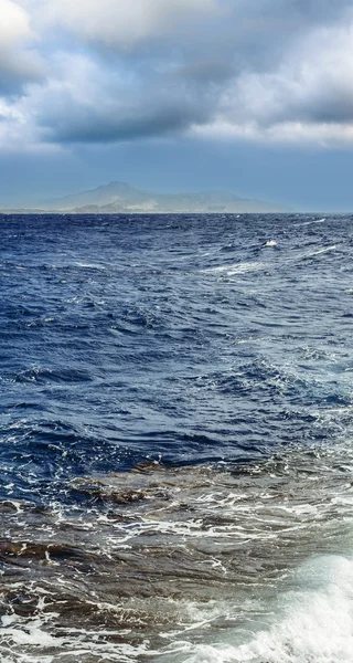 Harika güneş Kızıl Deniz plaj gün batımında bir lüks otel. Sharm El Sheikh, Sinai, Mısır. Dağlar ve büyük bir dalga ile altın gün batımı. Okyanus dalgaları — Stok fotoğraf