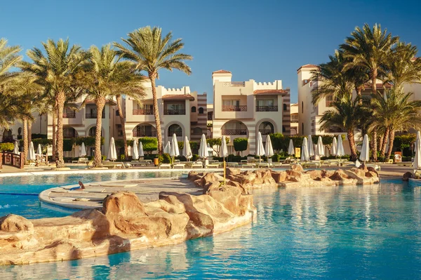 Плавательный бассейн на пляже роскошного отеля Шарм-эль-Шейх, Египет. Роскошный отель в Naama Bay . Лицензионные Стоковые Фото