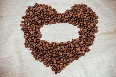 Kahve çekirdekleri yürekten. kavrulmuş fasulye kalp şeklinde. Beyaz arka plan üzerinde izole.
