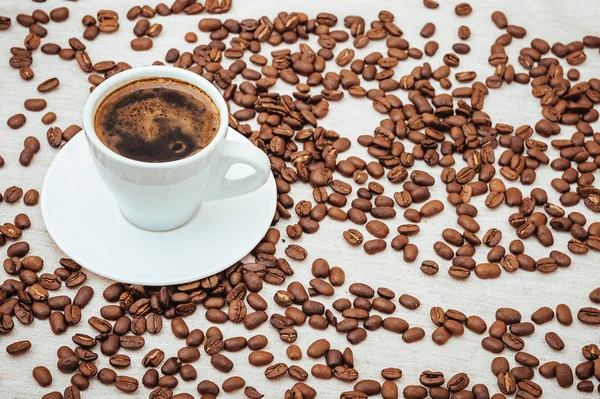 Kaffee Türke, Tasse und gerösteten Bohnen in Form von Lächeln. isoliert auf weißem Hintergrund. — Stockfoto