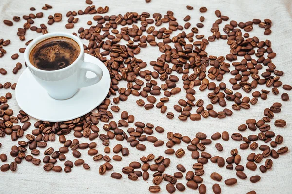 Kaffee Türke, Tasse und gerösteten Bohnen in Form von Lächeln. isoliert auf weißem Hintergrund. — Stockfoto