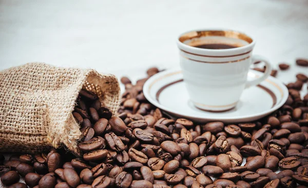 Kaffee Türke und geröstete Bohnen auf Knollenhintergrund. — Stockfoto