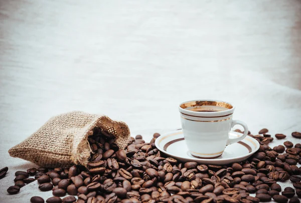 Café turco e grãos torrados em fundo de serapilheira . — Fotografia de Stock