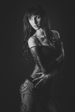 Koyu arka plan üzerinde siyah erotik iç çamaşırı seksi güzel çıplak kadın.