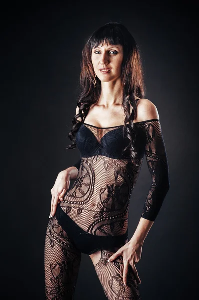 Sexy hermosa mujer desnuda en lencería erótica negra sobre fondo oscuro . — Foto de Stock