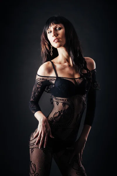 Σέξι όμορφο γυμνή γυναίκα στο μαύρο Ερωτικά εσώρουχα σε σκούρο φόντο. — Φωτογραφία Αρχείου