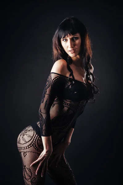 Szexi gyönyörű meztelen nő sötét háttéren fekete Erotikus fehérnemű. — Stock Fotó